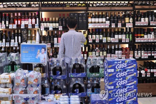 홍남기 "전주종 종량세 전환 검토…소주·맥주 가격은 그대로"