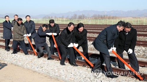 '중점추진' 해야 할 남북경협…'철도·도로 연결' 33%로 1위[리얼미터]