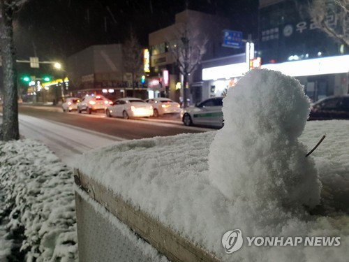 밤사이 동해 4.2㎝·삼척 1.1㎝ 눈…오전까지 최대 7㎝ 예보