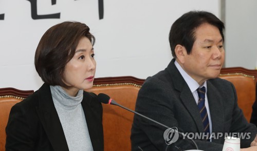 나경원 "문대통령 수사 필요성 면밀히 들여다봐야"