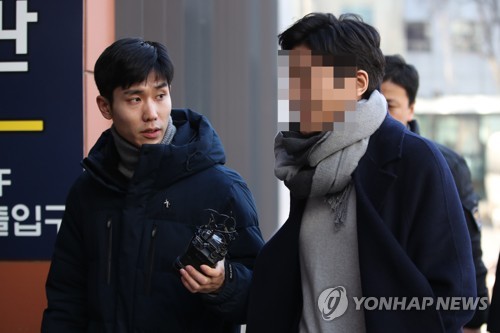 '버닝썬 경찰 폭행 피해 주장' 20대 7시간 조사 후 귀가