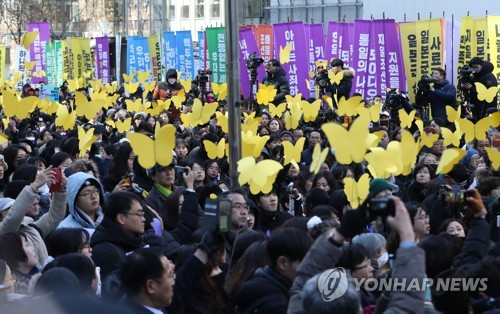 日국민 82.7% "문희상 의장, '일왕 사죄' 발언 철회해야"