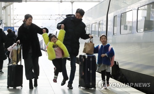 '설레는 고향 앞으로'…전국 터미널·역·공항 귀성객으로 북적