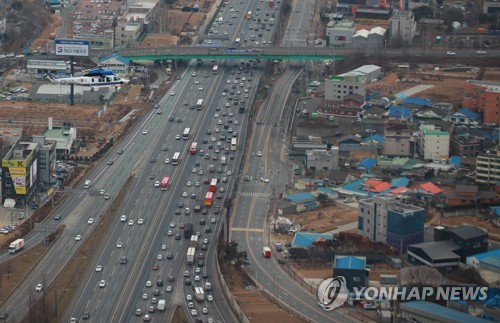 설 연휴 첫날 서서히 정체 시작…서울→부산 5시간 10분