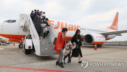 '설레는 고향 앞으로'…전국 터미널·역·공항 귀성객으로 북적