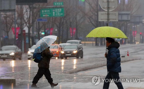 연휴 이틀째 비오고 쌀쌀한 날씨…도심 '평소보다 한산'