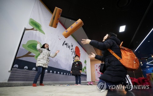 "고향가는데 궂은 날씨가 대수야' 설 연휴 이틀째 긴 귀성행렬