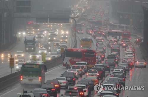 귀성길 정체 점차 풀려…서울→부산 4시간 30분