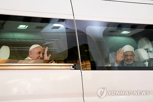 교황, 사상 첫 아라비아반도 방문…대규모 미사로 종교화해 도모