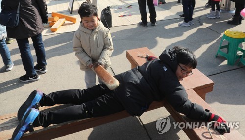 한옥마을서 '얼쑤' 스키장서 '야호'…명절 나들이객 북적