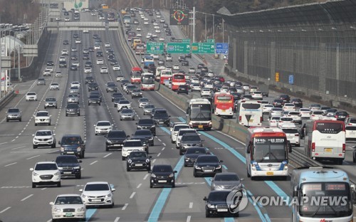 부산→서울 6시간40분…고속도로 정체 "오전 3∼4시 해소"