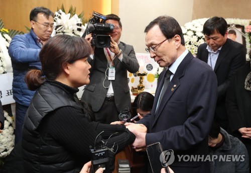 故김용균 빈소 조문행렬…"비정규직 없는 곳에서 편히 쉬시길"