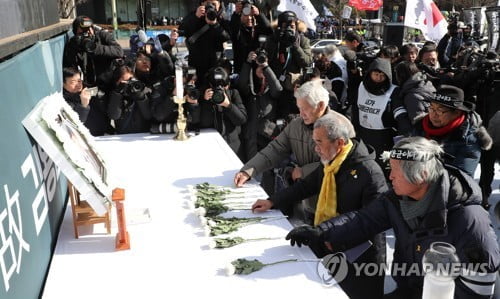 故김용균씨 장례 두달 만에 마무리…'위험의 외주화' 제동