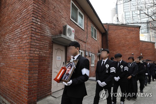 故윤한덕 센터장 영결식…"응급환자 제때 치료받는 꿈 이뤄지길"