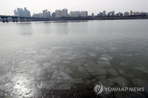 한낮에도 '꽁꽁' 도심 한산…실내외 놀이시설 '북적'