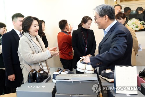 김정숙 여사, 청각 장애인들이 만든 '아지오 수제화' 구입