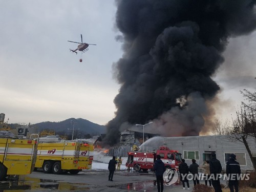 충남 논산 고무제품 제조공장 불…3시간 만에 진화