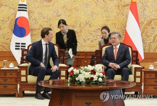 문대통령 "불행한 역사 직시하는 게 미래지향적 발전의 토대"