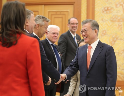 문대통령 "불행한 역사 직시하는 게 미래지향적 발전의 토대"