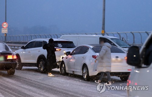 눈길에 차량 미끄러지고 전복…출근길 수도권 교통사고 속출