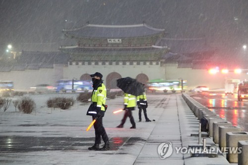 눈 쌓인 출근길, 미끄러운 도로…서울 예상 적설량 1∼3㎝