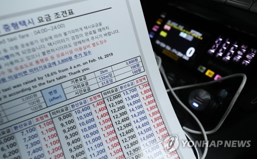 서울 택시요금 올랐지만…번화가선 심야 승차난 여전