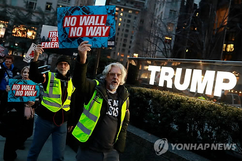  '트럼프 비상사태'에 또 정면충돌한 민주 對 백악관·공화