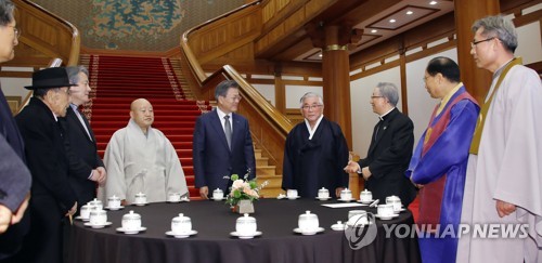 문대통령-종교계 평화염원 한목소리…"해금강 일출 함께 봤으면"