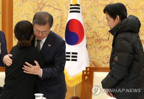 故김용균 어머니 "좋은 대통령 만나 다행…진심 느껴졌다"