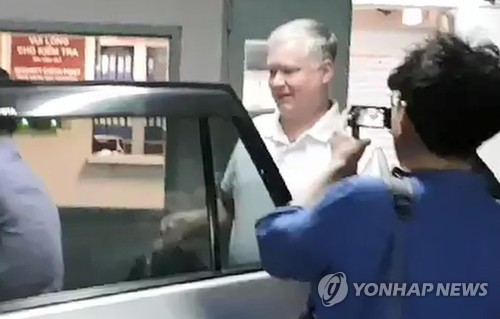 비건-김혁철, 4시간30분 하노이 첫 대좌…북미 의제 협상 본격화