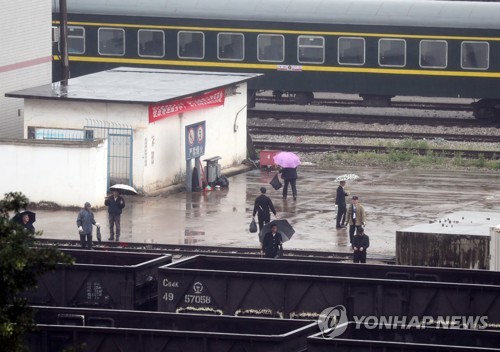 타스통신 "김정은, 열차로 하노이 향해 평양 출발"