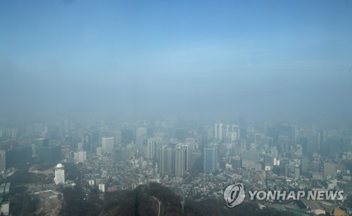 포근한 날씨에 미세먼지는 기승…"눈도 목도 따가워"