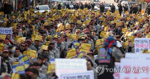 "현대중 특혜매각 반대"…대우조선 노조, 부분파업·거리행진