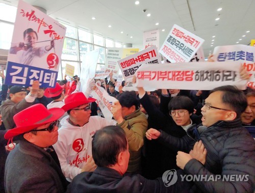 한국당 전대 '빨간 물결' 유세전…"이게 나라냐" 성토도