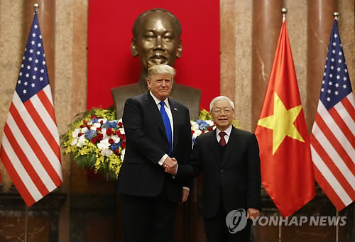 트럼프 "번영하는 베트남, 北에 본보기"…국가주석·총리와 회담