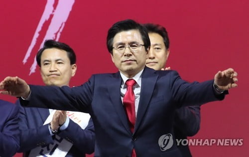 여야 "황교안 선출 축하…5·18 모독 징계부터"