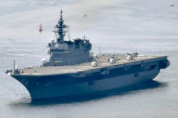 항공모함으로 개조될 예정인 일본 해상자위대 호위함 '이즈모'가 지난해 5월 헬리콥터를 탑재하고 항해하고 있다.(사진=연합뉴스)