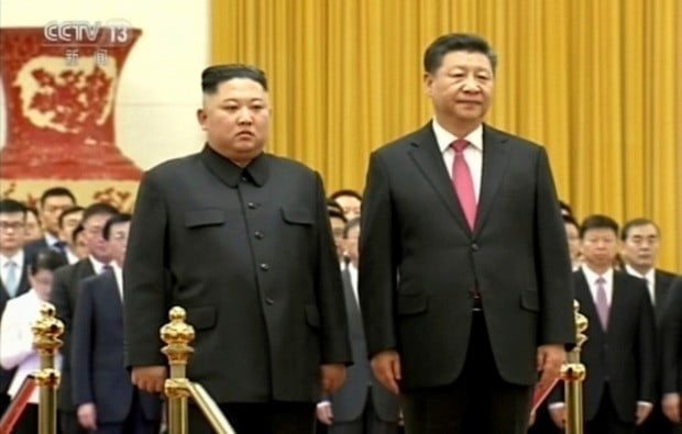 지난 1월 베이징 인민대회당에서 열린 환영식에서 김정은 북한 국무위원장과 시진핑 중국 국가주석이 입장하고 있다. 사진=연합뉴스