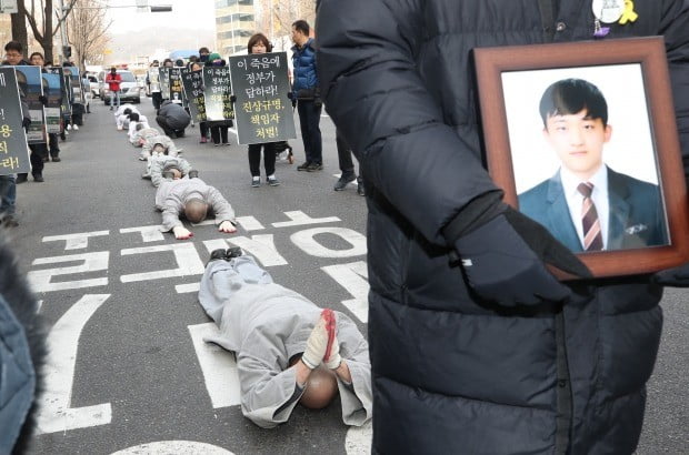 고김용균시민대책위, 발전소비정규직노동자, 조계종 사회노동위 승려들이 지난달 31일 오후 