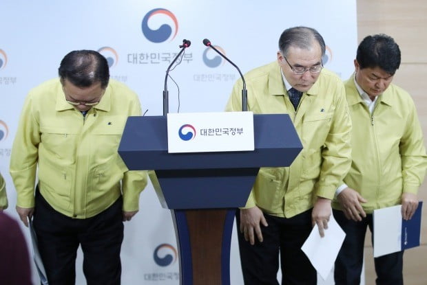 김부겸 행정안전부 장관(왼쪽)과 이개호 농림축산식품부  장관(오른쪽 두번째)이 1일 오전 서울 종로구 정부서울청사 브리핑룸에서 구제역 확산 방지를 위한 대책 등을 담은 담화문을 발표한 뒤 인사하고 있다. 사진=연합뉴스