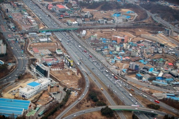 설 명절 연휴를 앞두고 1일 오후 경부고속도로 신갈IC 부근에서 귀성길에 오른 차량들이 서울을 빠져나가고 있다. 사진=연합뉴스