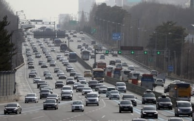 고속도로 귀경차량으로 '몸살'…부산→서울 7시간 50분