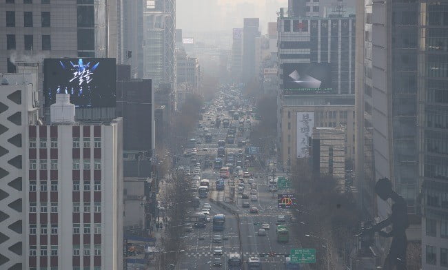 초미세 먼지가 한때 나쁨을 보인 12일 오전 서울 종로구 신문로 일때가 뿌옇게 보이고 있다 (사진=연합뉴스)