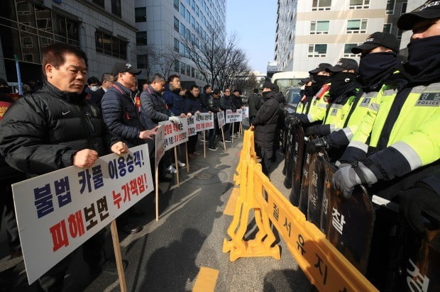 택시업계 비상대책위원회 소속 기사들이 서울 영등포구 여의도 더불어민주당사 앞에서 카풀 저지 집회를 하고 있다. 사진=연합뉴스