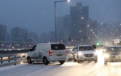 출근길 전국 곳곳에서 눈·비…추위 누그러져