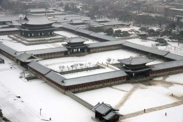 15일 아침 중부지방에 내린 눈으로 서울 경복궁이 흰색으로 변해 있다.(사진=연합뉴스)