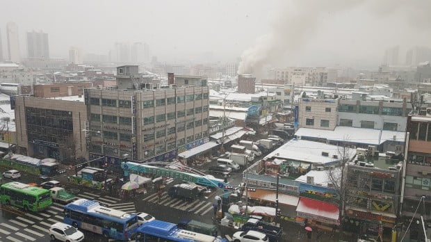  15일 오전 서울 동대문구 제기동 경동시장 점포에서 화재가 발생해 소방대원들이 진화 작업을 벌이고 있다. /사진=연합뉴스