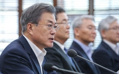 문대통령 "남북·북미관계 개선 발목 잡으려는 사람들 있다"…반대세력 경계