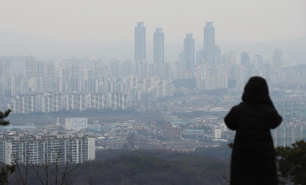  경기도 오산시 보적사에서 바라본 동탄 일대가 뿌옇다.(사진=연합뉴스)