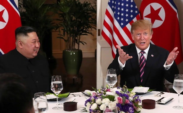 김정은 북한 국무위원장(사진 왼쪽)과 친교 만찬 중 도널드 트럼프 미국 대통령이 두 손을 들어가며 이야기를 하고 있다.(사진=연합뉴스)